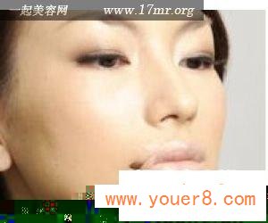 米黄色唇妆画法第一步