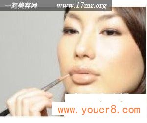 米黄色唇妆画法第三步