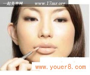 米黄色唇妆画法第二步